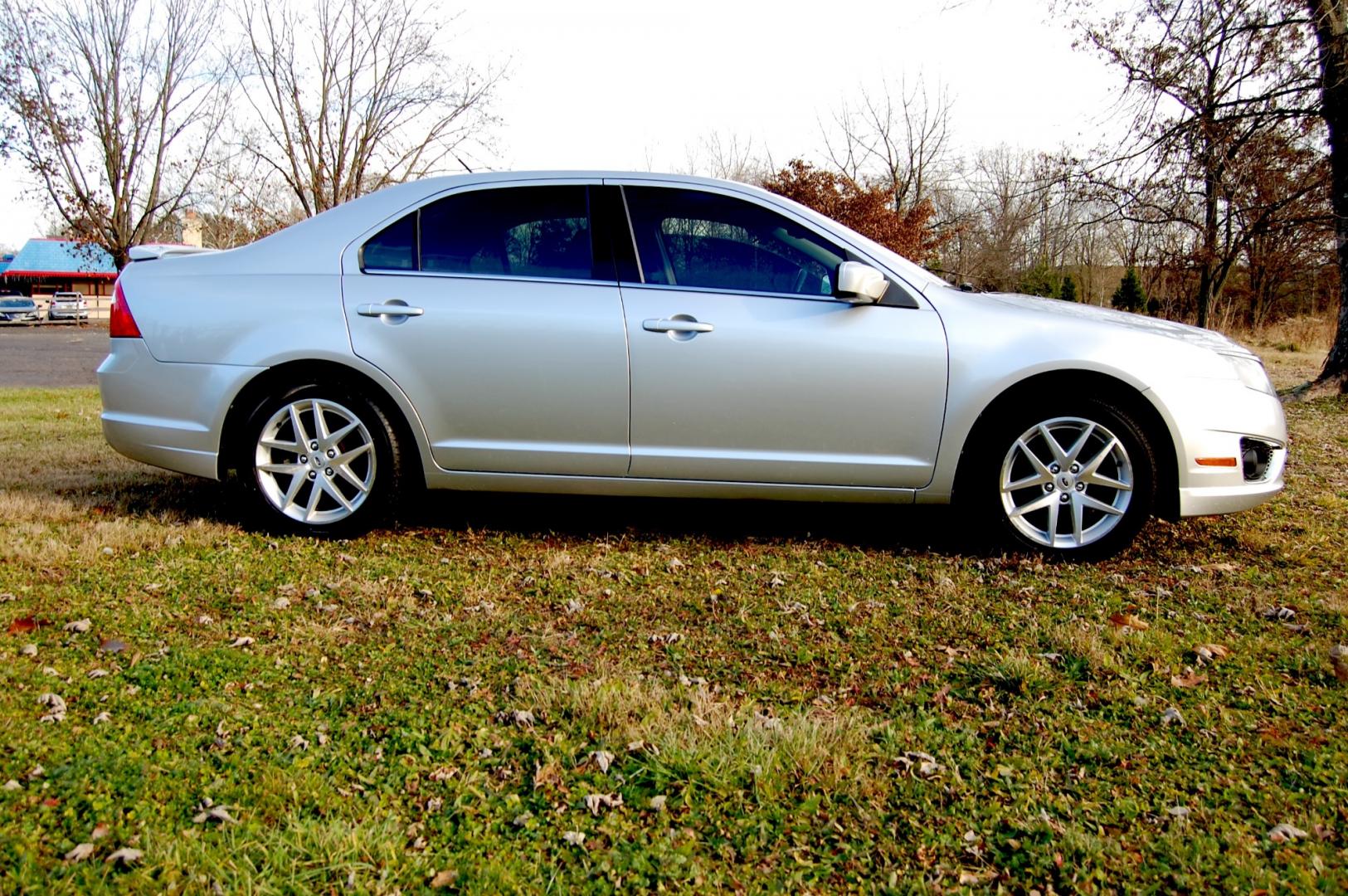 2012 Silver /Black Leather Ford Fusion SEL (3FAHP0JG2CR) with an 3.0L V6 DOHC 24V engine, Automatic transmission, located at 6528 Lower York Road, New Hope, PA, 18938, (215) 862-9555, 40.358707, -74.977882 - Here we have a very nice Ford Fusion SEL with a 3.0L V6 putting power to the front wheels via an automatic transmission. The interior offers black leather, keyless entry, remote start, heated front seats, dual climate controls, AM/FM/CD/AUX/SIRIUS radio, power sunroof, cruise control, tilt steering - Photo#4